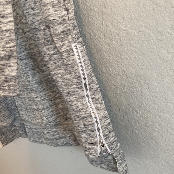 Classy yet sexy sweater w/ zipper sides - Picture 3 of 8